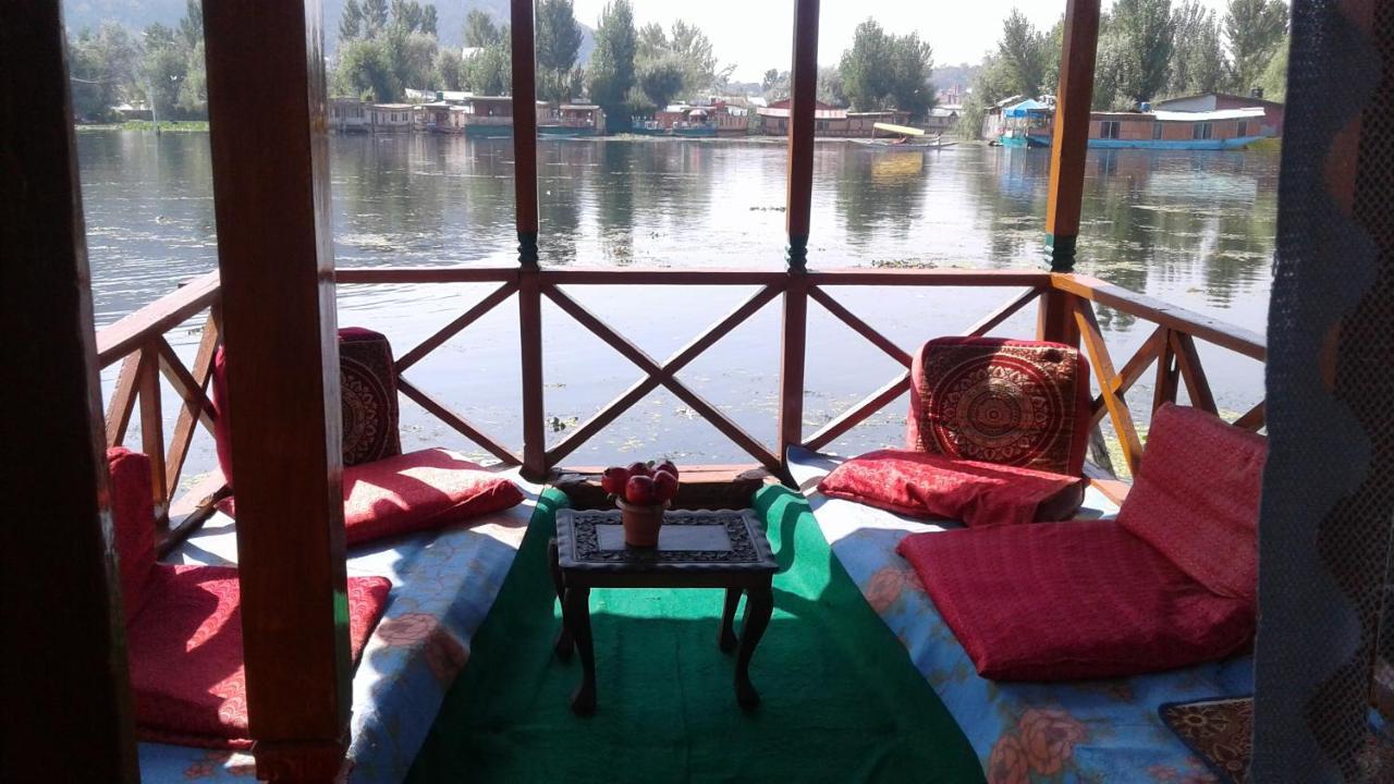 Houseboat Dunhill Bed and Breakfast Srīnagar Zewnętrze zdjęcie