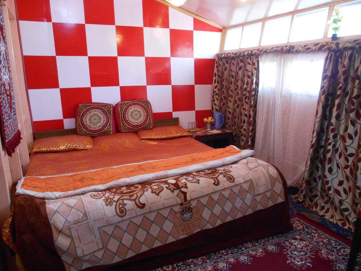 Houseboat Dunhill Bed and Breakfast Srīnagar Zewnętrze zdjęcie