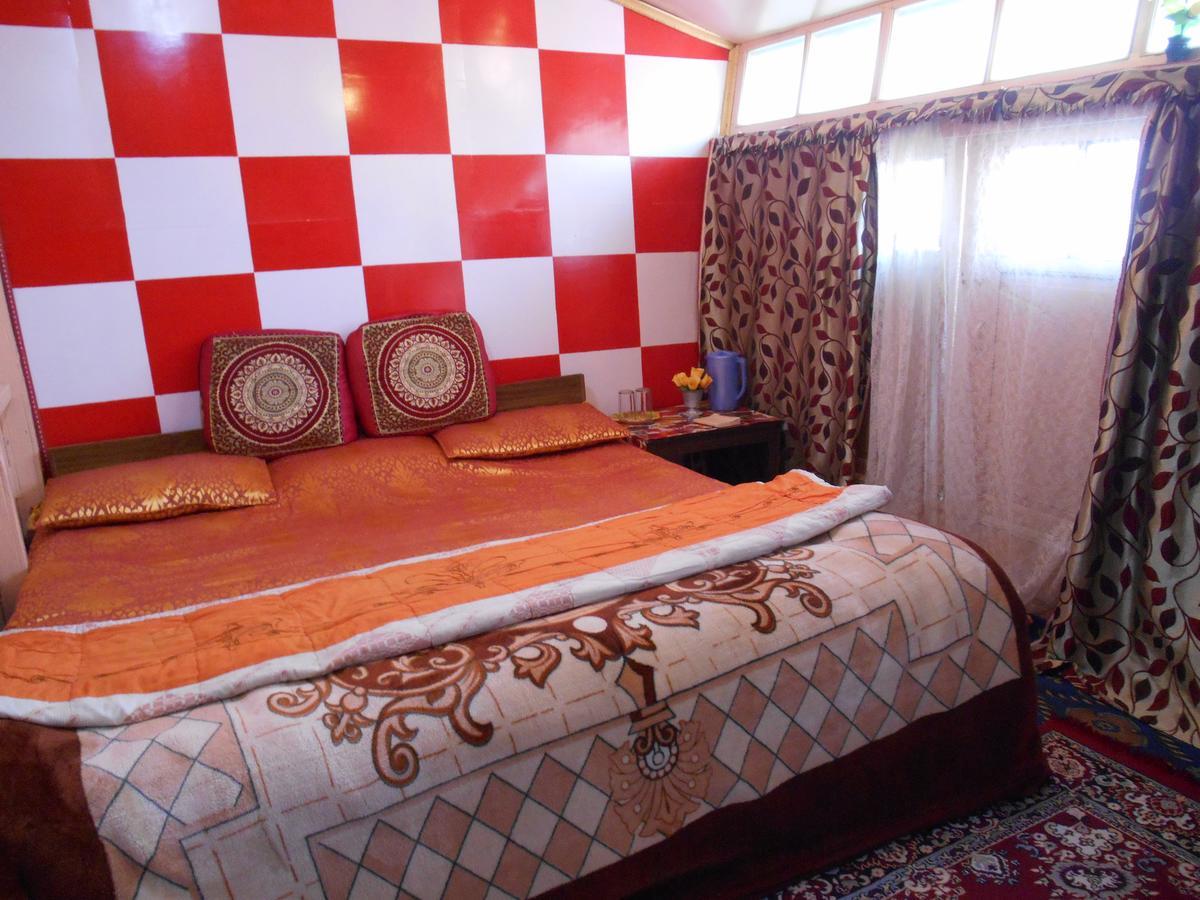 Houseboat Dunhill Bed and Breakfast Srīnagar Zewnętrze zdjęcie