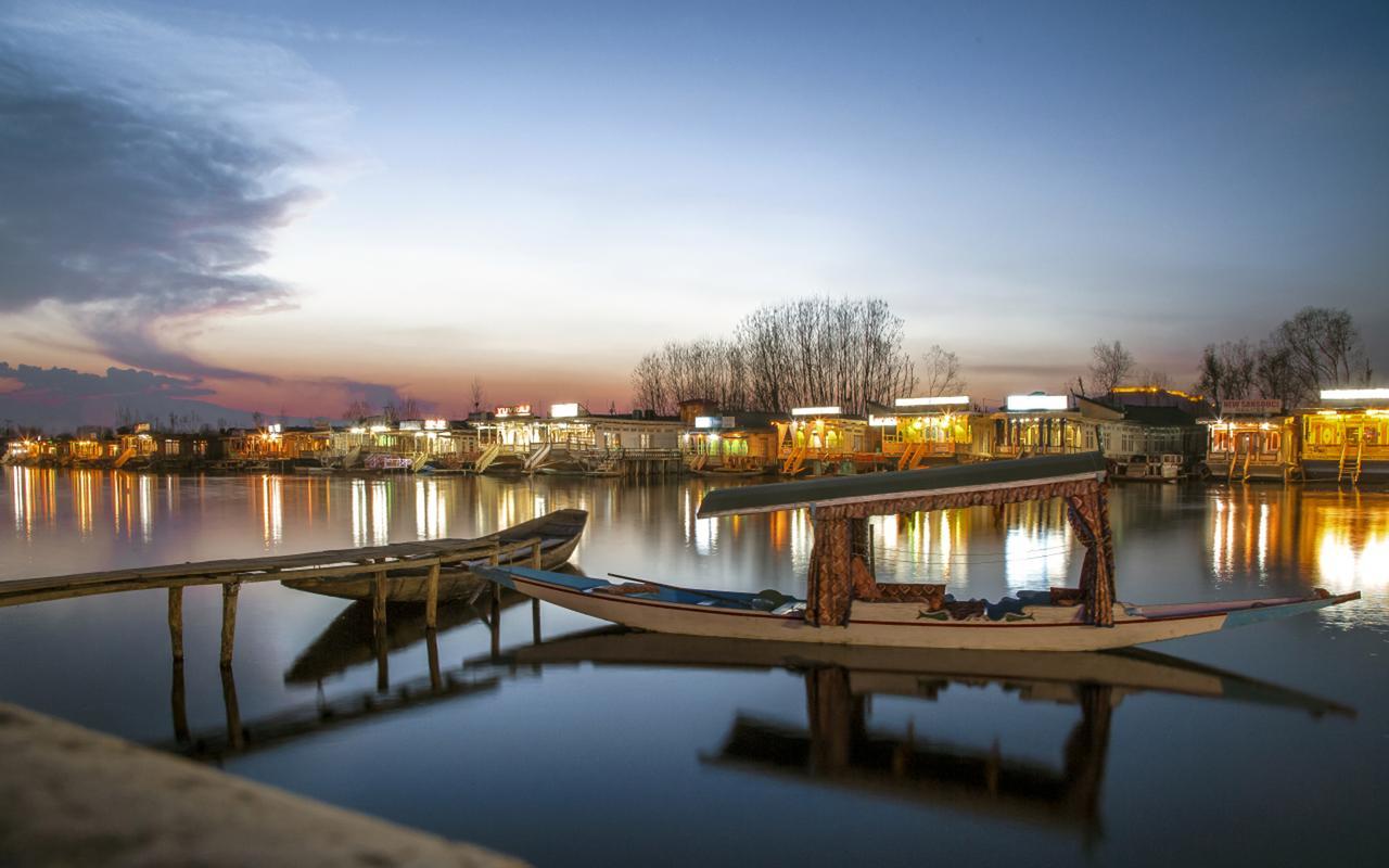 Houseboat Dunhill Bed and Breakfast Srīnagar Zewnętrze zdjęcie